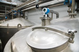 ultrasonido, radar o vibración: conoce los tipos de sensores de nivel que tu proceso realmente necesita 4 tipos de sensores de nivel industrial ultrasonico radar vibratorio tanque silo proceso