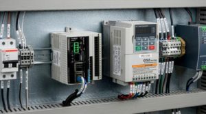 Todo lo que puede hacer un mini plc industrial en tu línea de producción 6 conexión entre el mini PLC industrial y hasta 16 variadores GS