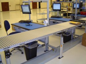 Vida útil de un conveyor industrial y cómo el mantenimiento define cuánto dura el tuyo 7 conveyor industrial bien mantenido Dorner planta manufactura larga vida util operacion